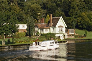 Henley Prints: Thameside property near Henley, Oxfordshire, England, United Kingdom, Europe