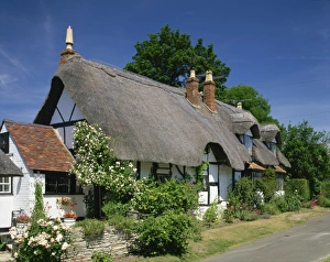 Cottages Prints: Thatched cottage at Welford on Avon in Warwickshire, England, United Kingdom, Europe