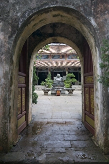 Images Dated 28th December 2009: Thuy Son Buddhist Sanctuary, Marble Mountain, Vietnam, Indochina, Southeast Asia, Asia