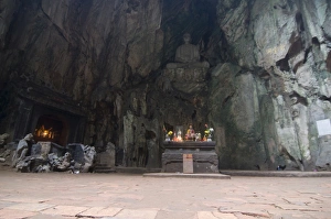 Images Dated 28th December 2009: Thuy Son Buddhist Sanctuary, Marble Mountain, Vietnam, Indochina, Southeast Asia, Asia