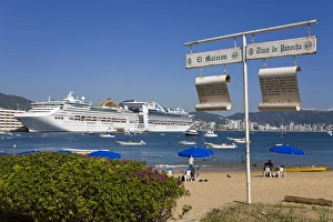 Images Dated 27th November 2009: Tlacopanocha Beach in Old Town Acapulco, State of Guerrero, Mexico, North America