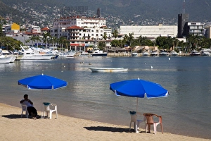 Images Dated 27th November 2009: Tlacopanocha Beach in Old Town Acapulco, State of Guerrero, Mexico, North America