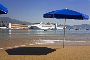 Images Dated 27th November 2009: Tlacopanocha Beach in Old Town Acapulco, State of Guerrero, Mexico, North America