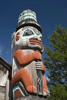 Images Dated 17th June 2009: Tlingit Totem Pole, Ravens Fort Tribal House, Fort William Seward