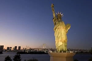 Images Dated 7th November 2006: Tokyo Tower and the replica Statue of Liberty illuminated at dusk