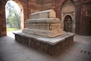 Images Dated 5th January 2007: Tomb of Altamish, Qutab Minar complex, UNESCO World Heritage Site, New Delhi, India, Asia