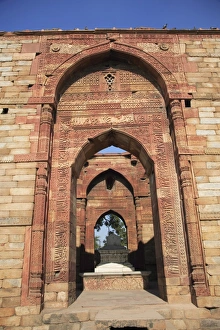 Images Dated 5th January 2007: Tomb of Altamish, Qutab Minar complex, UNESCO World Heritage Site, New Delhi, India, Asia