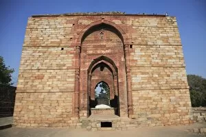 Images Dated 5th January 2007: Tomb of Altamish, Qutab Minar complex, UNESCO World Heritage Site, New Delhi, India, Asia