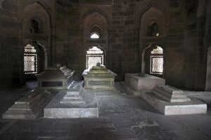 Images Dated 9th April 2010: Tomb chamber, Humayuns tomb, UNESCO World Heritage Site, New Delhi, India, Asia