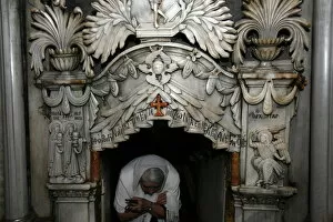 Images Dated 15th September 2007: Tomb of Jesus at Church of the Holy Sepulchre, Old City, Jerusalem, Israel, Middle East
