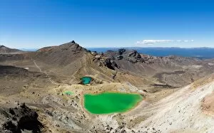 Wilderness Gallery: The Tongariro Crossing crosses 19 kilometers of the barren, volcanic desert, Tongariro