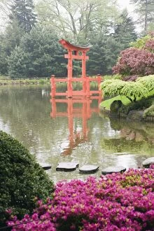 Images Dated 5th May 2009: Torii gate in Japanese garden, Brooklyn Botanical Garden, Brooklyn, New York City