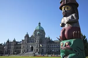 Images Dated 1st August 2011: Totem Pole and Parliament Building, Victoria, Vancouver Island, British Columbia