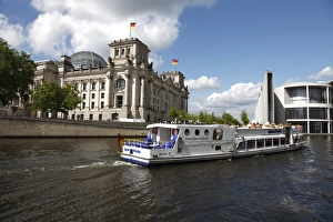 Images Dated 10th June 2009: Tour boat on river cruise on the Spree River passing the Reichstag (Parliament)