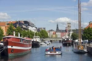 Images Dated 16th June 2010: Tourist boat on a canal, Copenhagen, Denmark, Scandinavia, Europe