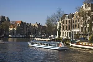 Tourist boat at the Golden Bend on the Herengracht canal, Amsterdam, Netherlands, Europe