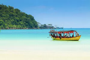 Cambodia Gallery: Tourist boat at Saracen Bay on this popular holiday island, Koh Rong Sanloem Island