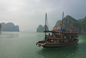 Images Dated 26th December 2009: Tourist boat in a traditional style cruising the Halong Bay, Vietnam, Indochina