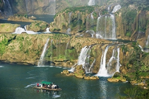 Images Dated 13th February 2009: Tourist boats beneath Detian Falls, China and Vietnam transnational waterfall
