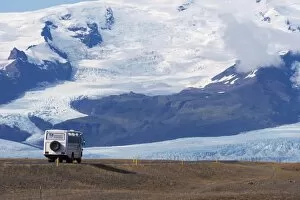 Images Dated 27th August 2009: A tourist bus on the ring road (Route 1) beneath the huge mass of Oraefajokull