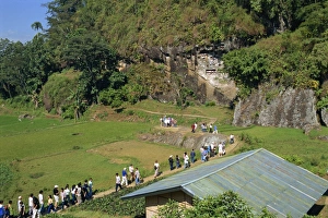 Toraja Prints: Tourist group on visit to Lemo cliff tombs