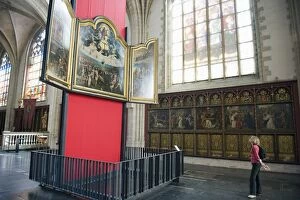 Images Dated 8th July 2010: Tourist looking at a canvas by Rubens, in Onze Lieve Vrouwekathedraal, Antwerp