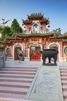 Hoi An Prints: Tourist at Phouc Kien Assembly Hall