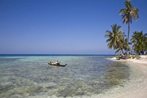 Images Dated 1st January 1970: Tourist in sea cayak, Silk Caye, Belize, Central America