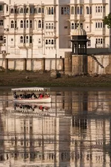 Images Dated 14th April 2010: Tourists on a boat on Lake Pichola in Udaipur, Rajasthan, India, Asia