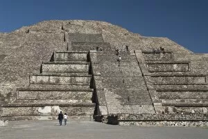 Images Dated 20th January 2010: Tourists climbing steps, Pyramid of the Moon, Archaeological Zone of Teotihuacan