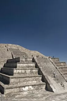 Images Dated 20th January 2010: Tourists climbing steps, Pyramid of the Moon, Archaeological Zone of Teotihuacan