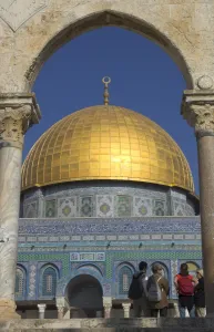Gauge Prints: Tourists at the Dome of the Rock
