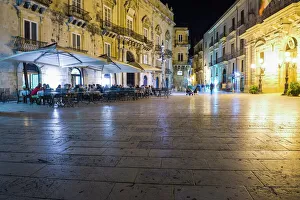 Sicily Prints: Tourists eating at a restaurant in Piazza Duomo at night