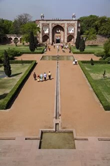 Tourists and entrance gate, Humayuns Tomb, UNESCO World Heritage Site