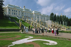 Peterhof Prints: Tourists in front of fountains outside the Summer Palace