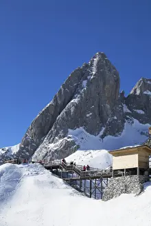 Tourists on Jade Dragon Snow Mountain (Yulong Xueshan), Lijiang, Yunnan, China, Asia