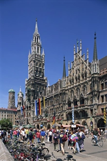 Marien Platz Prints: Tourists on the Marienplatz in front of the New Town