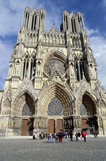 Reims Prints: Tourists outside Reims cathedral