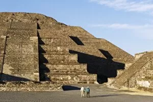 Images Dated 8th November 2010: Tourists at the Pyramid of the Moon at Teotihuacan, UNESCO World Heritage Site