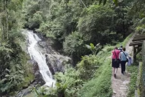 Images Dated 25th September 2009: Tourists at Robinson Falls, Cameron Highlands, Perak state, Malaysia, Southeast Asia