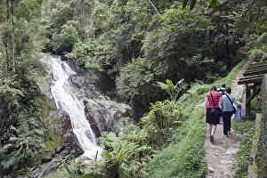 Images Dated 25th September 2009: Tourists at Robinson Falls, Cameron Highlands, Perak state, Malaysia, Southeast Asia