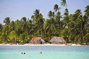 Images Dated 5th January 2008: Tourists snorkelling in front of Devil Island, Comarca de Kuna Yala, San Blas Islands