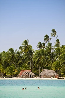 Images Dated 5th January 2008: Tourists snorkelling in front of Devil Island, Comarca de Kuna Yala, San Blas Islands