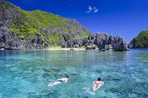 Tourists swimming in the crystal clear water in the Bacuit archipelago, Palawan, Philippines, Southeast Asia, Asia