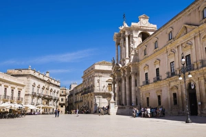 Sicily Prints: Tourists on a Syracuse City Tour in Piazza Duomo