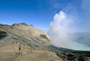 Volcanoe Prints: Tourists trekking