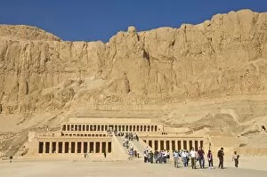Touris ts vis iting the rebuilt Temple of Hats heps ut, Deir el Bahari, Wes t bank of the River Nile