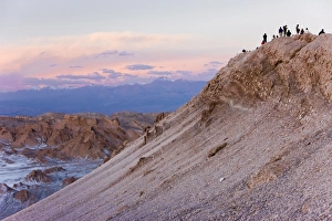 Images Dated 21st March 2008: Tourists waiting to watch the full moon rise over the Valle de la Luna