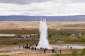 Images Dated 14th November 2007: Tourists watching Strokkur Geyser erupting, Geysir, Iceland, Polar Regions