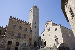 Images Dated 9th August 2005: Tower, Palazzo del Popolo and fa?ade of Duomo in San Gimignano, Tuscany, Italy